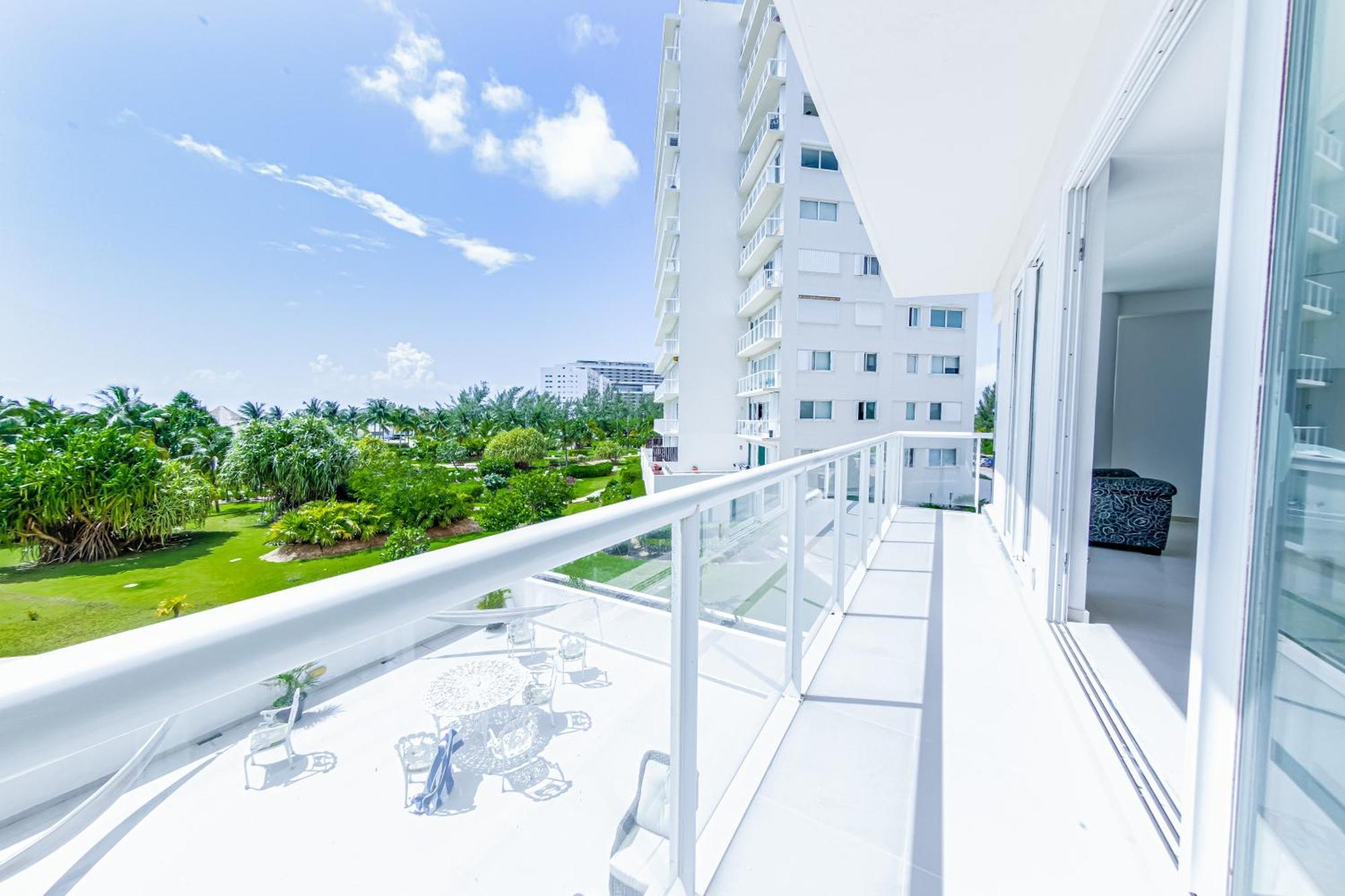 New Beachfront Luxury Apartments Cancún Buitenkant foto