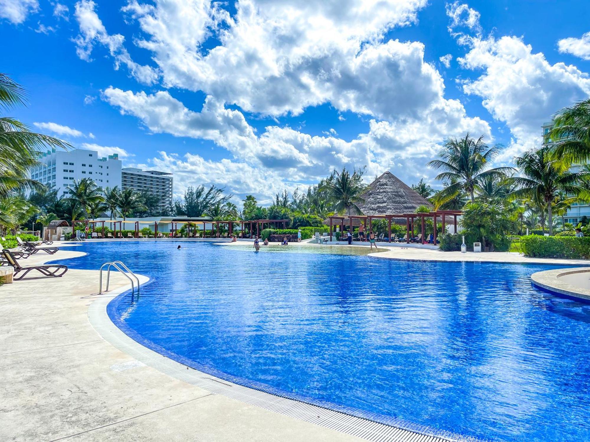 New Beachfront Luxury Apartments Cancún Buitenkant foto